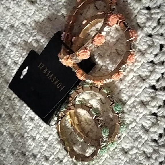 NWT Forever 21 Rose & Rhinestone Elastic Gold Tone Pink & Mint Bracelets Bundle - Picture 1 of 6